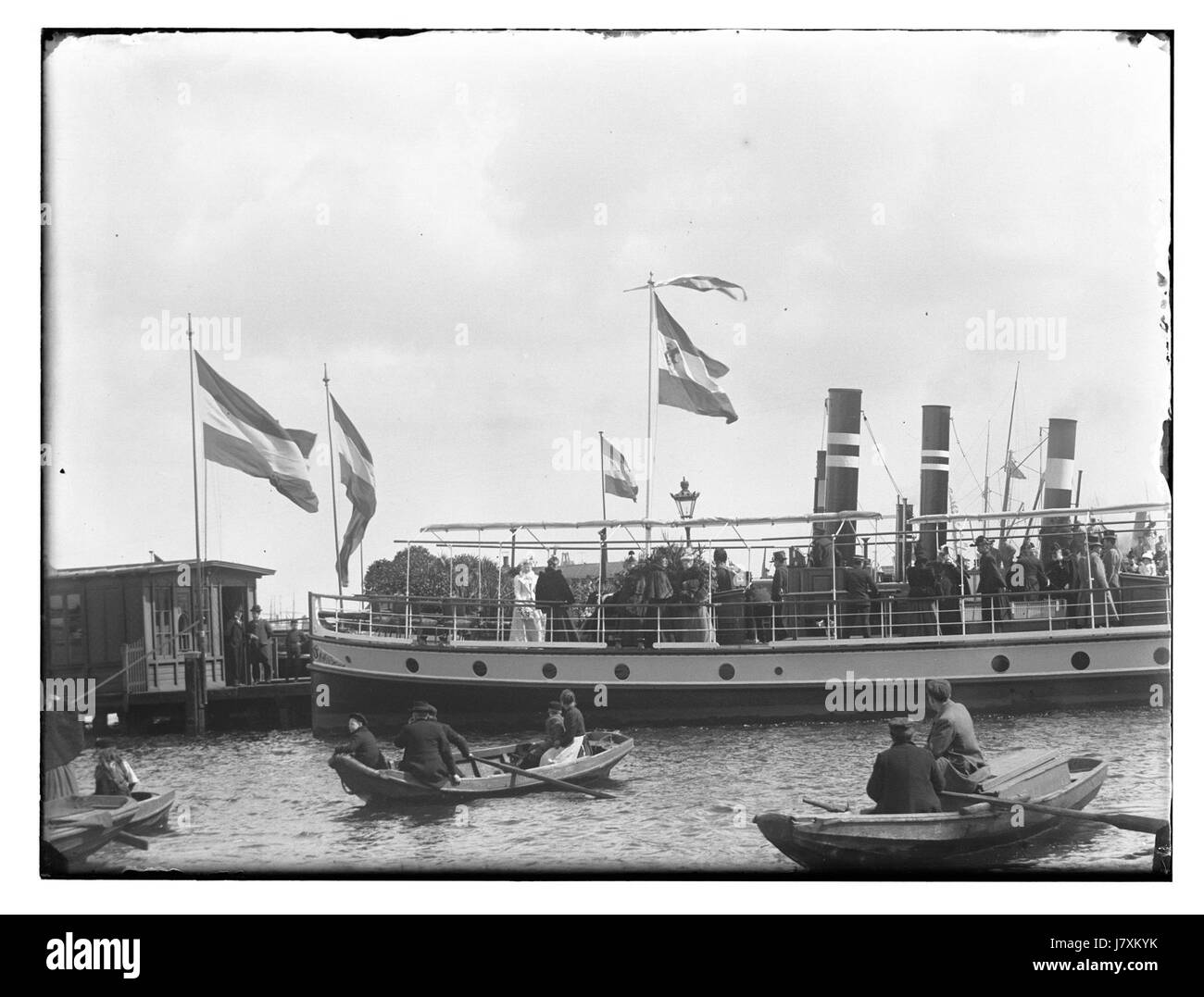 Questa fotografia, scattata da Jacob Olie, cattura una vista di De Ruijterkade, una strada notevole di Amsterdam, che mostra il paesaggio urbano e l'architettura tipica della zona alla fine del XIX secolo. Foto Stock
