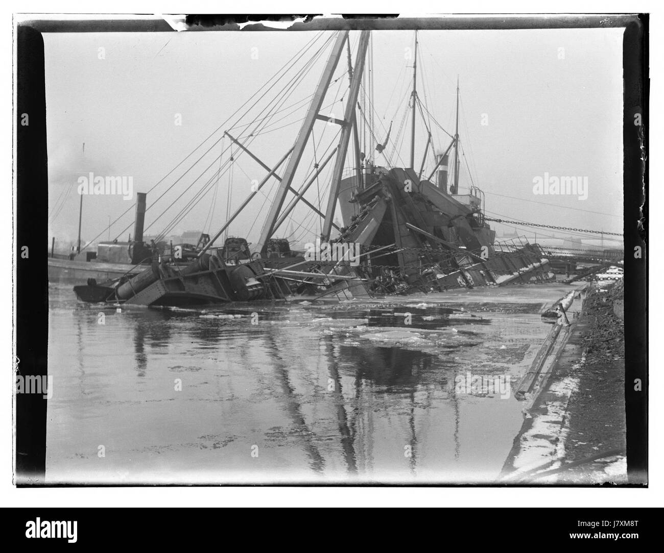 Questa foto di Jacob Olie mostra il fiume IJ di Amsterdam, concentrandosi sui cantieri navali e l'architettura industriale della zona. Preso nel XIX secolo, offre uno sguardo sullo sviluppo industriale e sulla vita urbana di Amsterdamâ in quel periodo. Foto Stock
