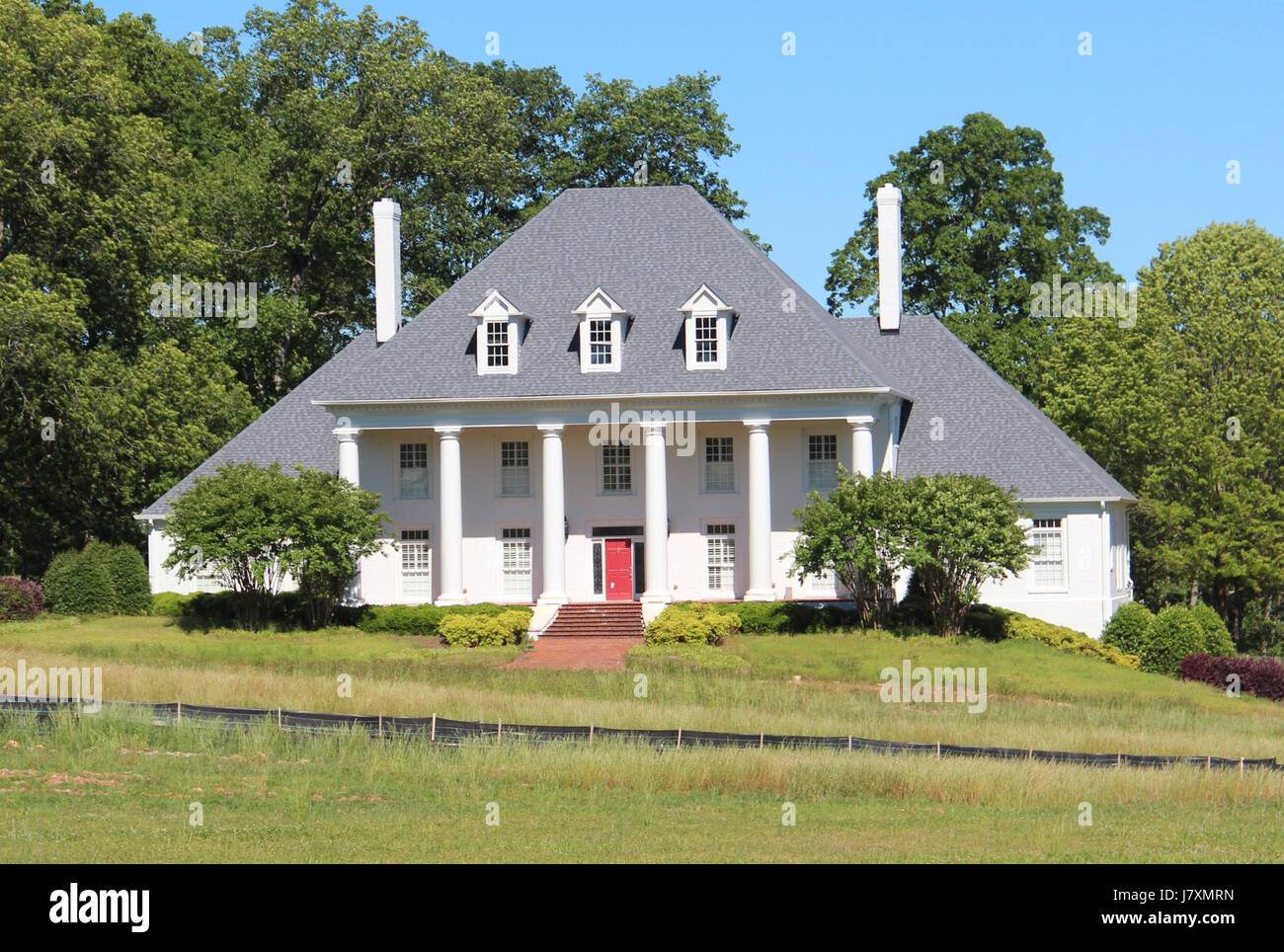 Questa fotografia cattura una scena moderna da Freemanville Road a Milton, Georgia, nel maggio 2017. L'immagine mostra l'ambiente rurale suburbano dell'area. Foto Stock