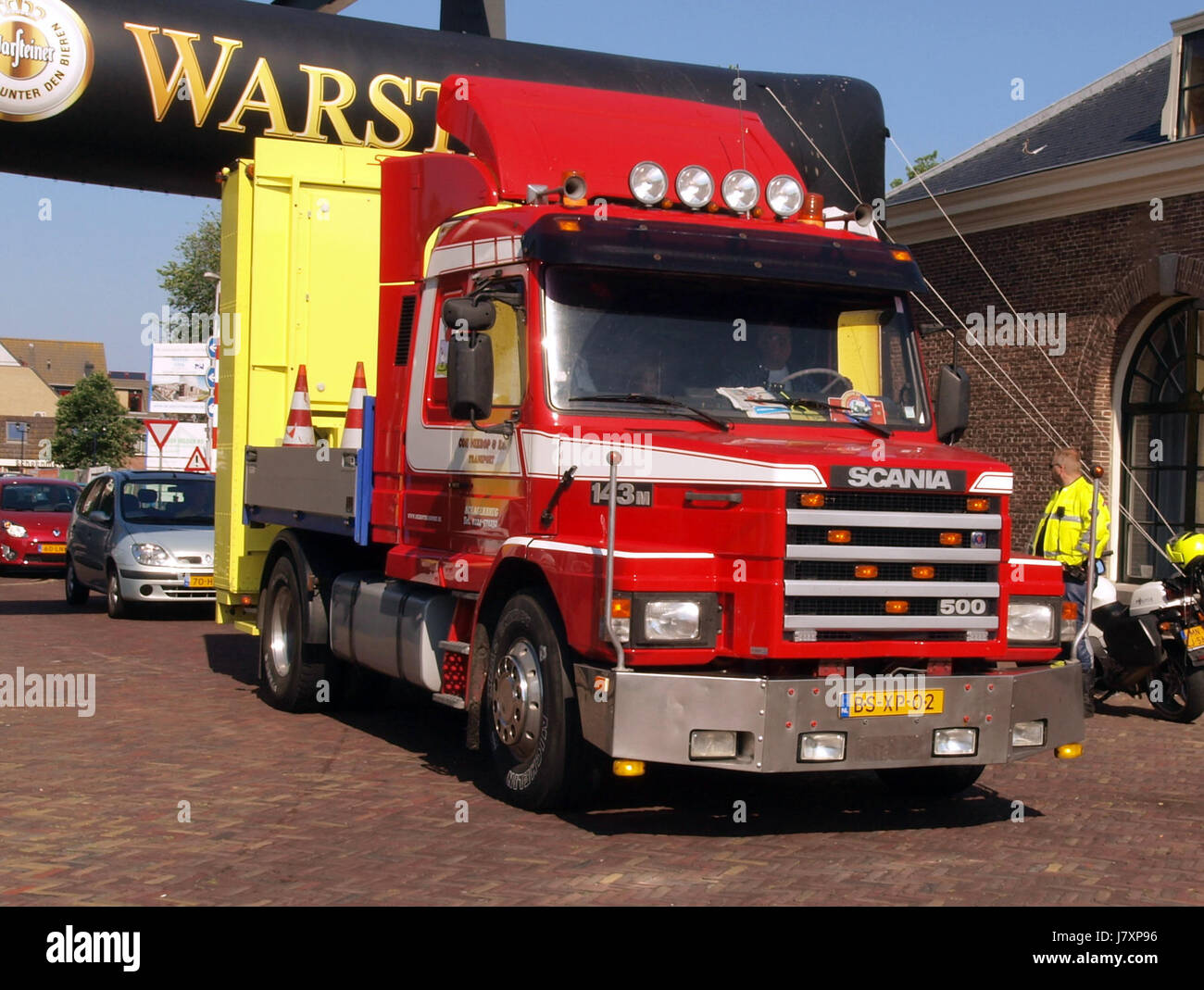 Questa voce si riferisce a uno Scania 500 TH4 del 1995, un modello di autocarro pesante prodotto dal produttore svedese Scania, noto per le sue prestazioni nel settore dei trasporti e della logistica. Foto Stock