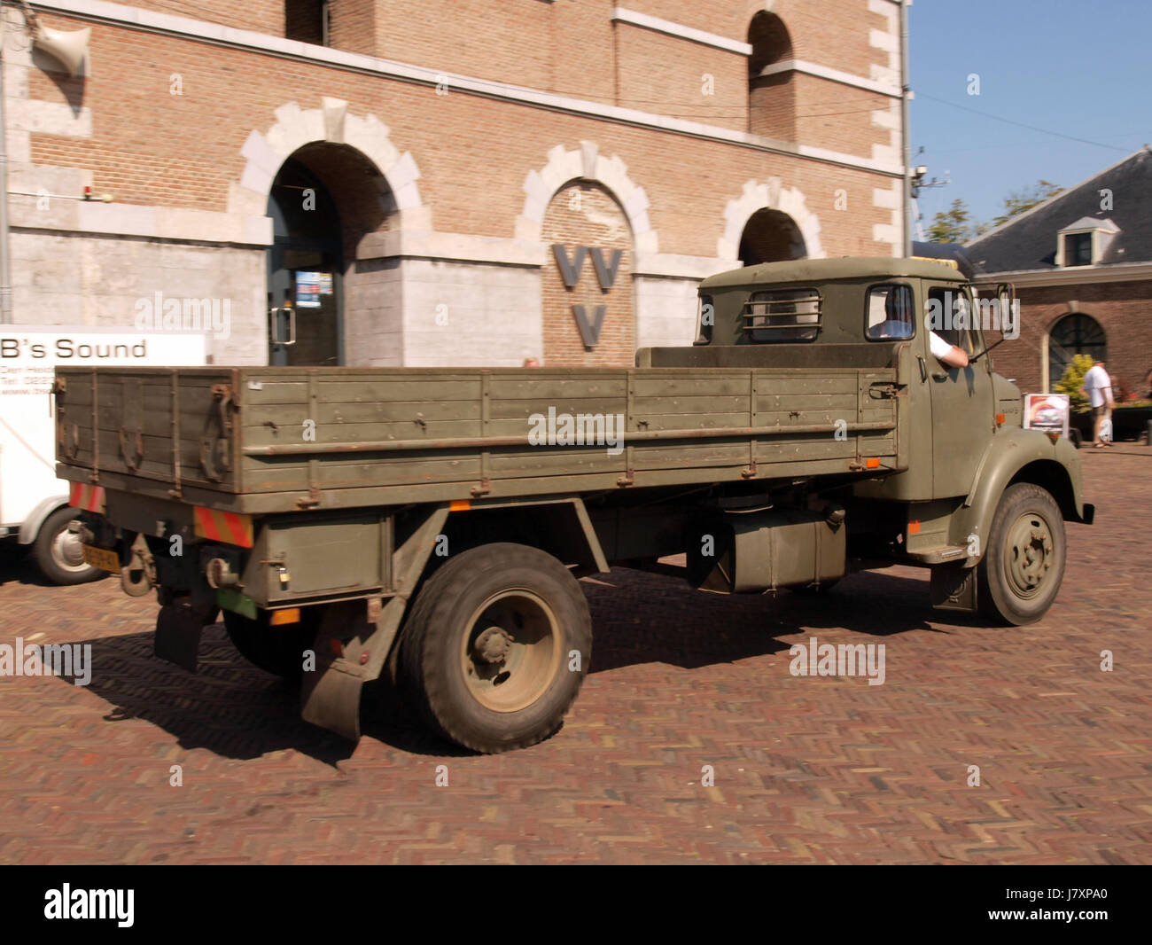 Il modello 1966 Scania AL 36, con immatricolazione olandese BE 39 41, è un modello di camion d'epoca, noto per la sua utilità e il design tipici dei veicoli commerciali europei della metà del XX secolo, che presenta l'ingegneria automobilistica storica. Foto Stock