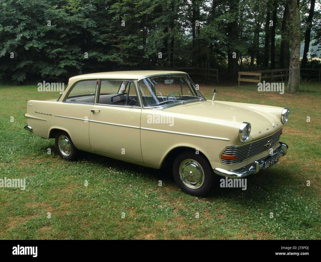 Questa immagine raffigura una Opel 17 R2 del 1962, un modello di auto d'epoca della casa automobilistica tedesca Opel, nota per il suo design e il suo ruolo nella storia automobilistica della metà del XX secolo. Foto Stock