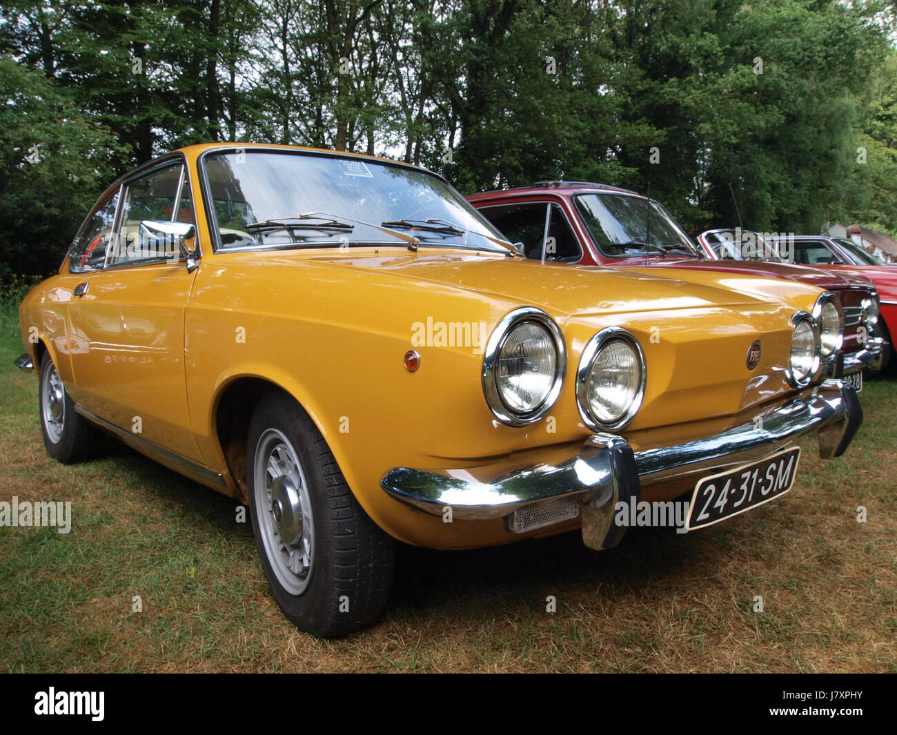 La Fiat Sport 850 del 1971 è un'auto sportiva classica prodotta dalla Fiat, nota per il suo design compatto e le prestazioni sportive. Questo modello fa parte della serie Fiat 850, popolare per la sua efficienza e l'ingegneria italiana. Foto Stock