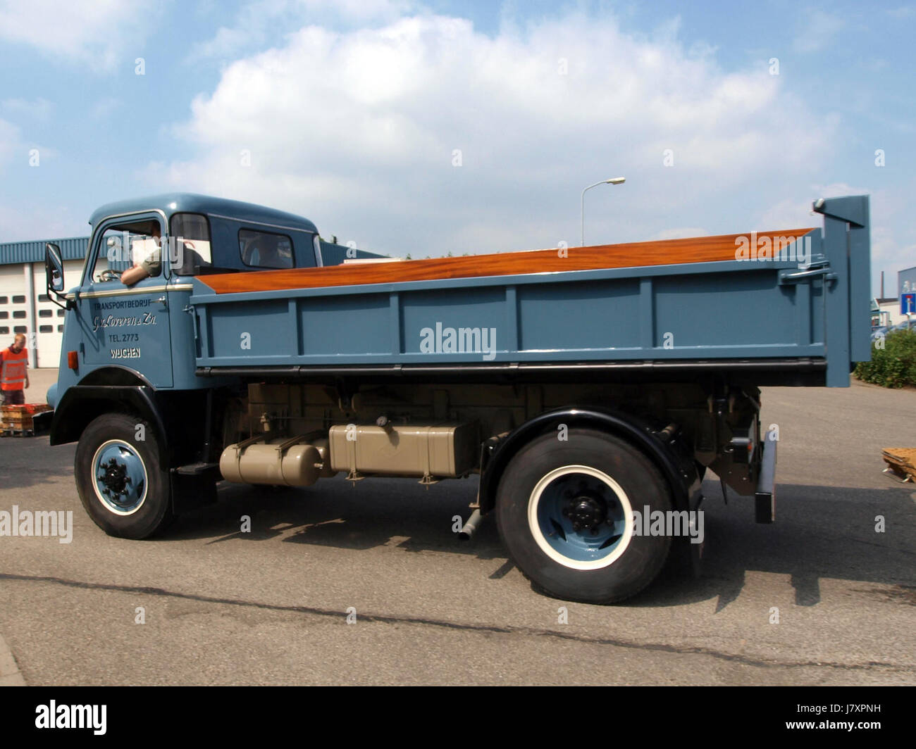 Il DAF V1600DD358 1974 è un modello di veicolo industriale olandese vintage, noto per la sua progettazione e il design tipici di quell'epoca. Questo particolare modello presenta specifiche e attributi meccanici unici che rappresentano le tecnologie di trasporto dell'era. Foto Stock