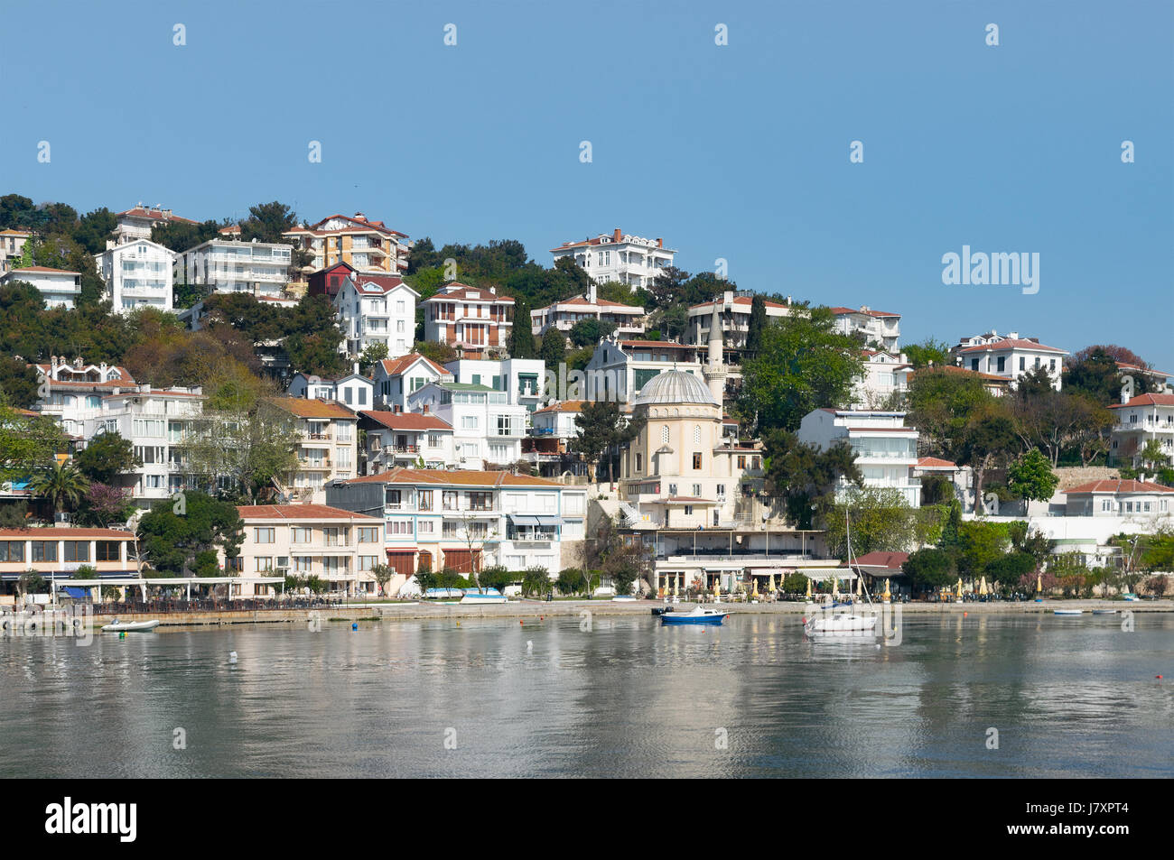 Vista di Burgazada isola dal mare con estate case e una piccola moschea. L'isola è la terza più grande delle quattro isole chiamato l'Isola del Principe Foto Stock