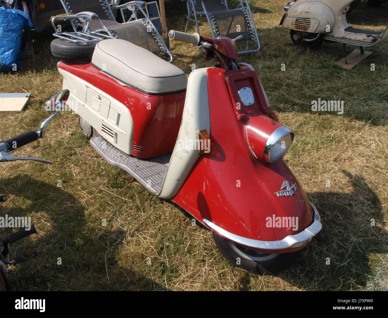 Un Heinkel 103A-2 Tourist del 1964, uno scooter tedesco d'epoca conosciuto per il suo design e la sua storia negli anni '1960 Questa immagine cattura il fascino classico dello scooter. Foto Stock