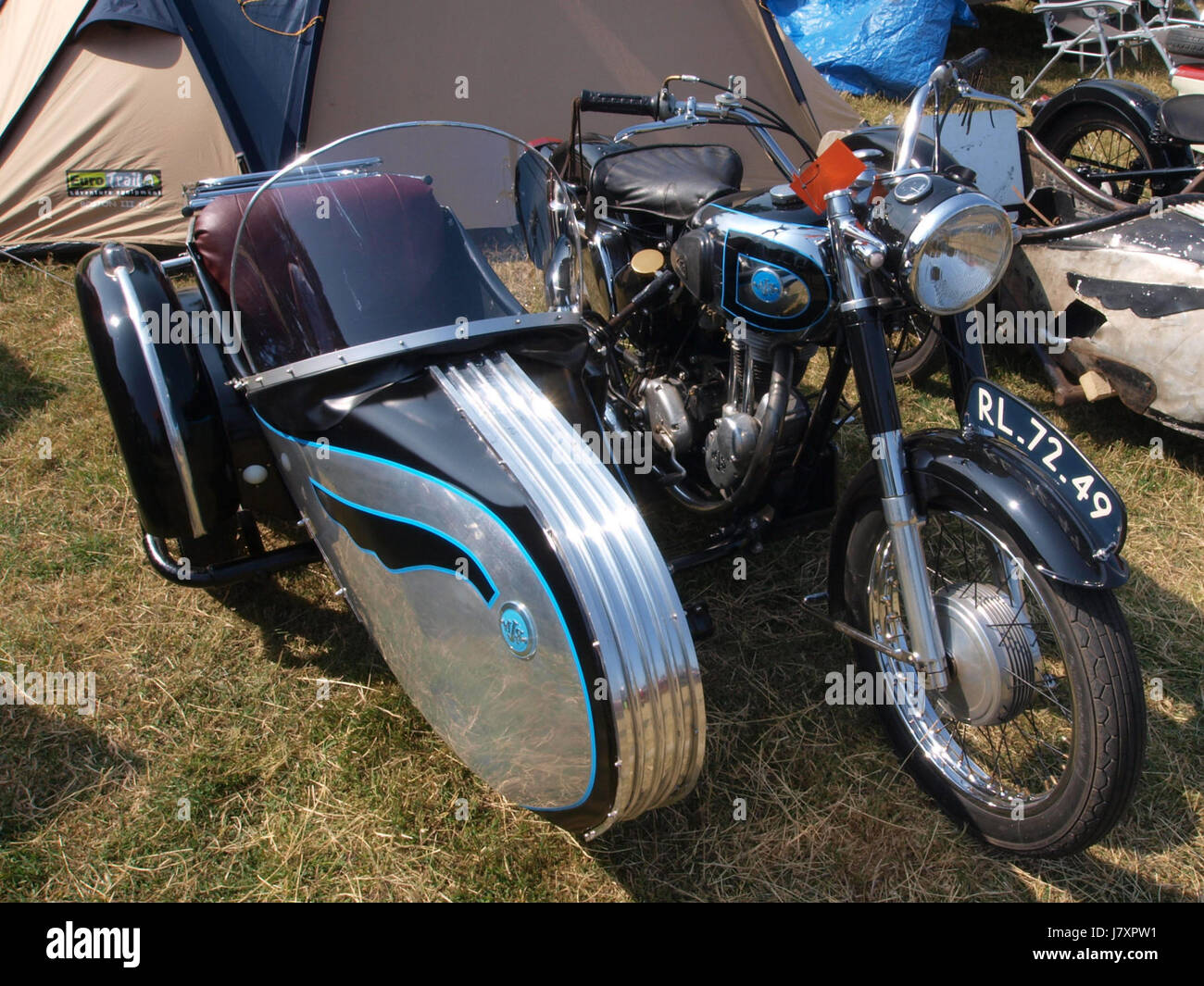 Questa immagine raffigura la AJS 55/16 MS 1955, una classica motocicletta britannica nota per il suo design robusto e il fascino vintage, parte della rinomata linea di motociclette da corsa AJS della metà del XX secolo. Foto Stock