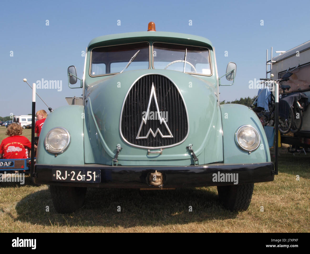 Il modello 1957 Magirus Deutz SH 3504 è un veicolo d'epoca noto per la sua durata e il design, comunemente utilizzato in Europa per scopi industriali e di trasporto durante la metà del XX secolo. Foto Stock