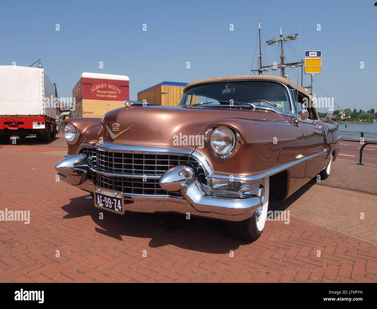 La Cadillac Eldorado AE 99 74 p3 del 1955 è una classica auto di lusso americana, nota per il suo design e il suo significato nella storia automobilistica della metà del XX secolo. Il modello Eldorado ha rappresentato Cadillacâ innovazione nelle automobili di lusso. Foto Stock