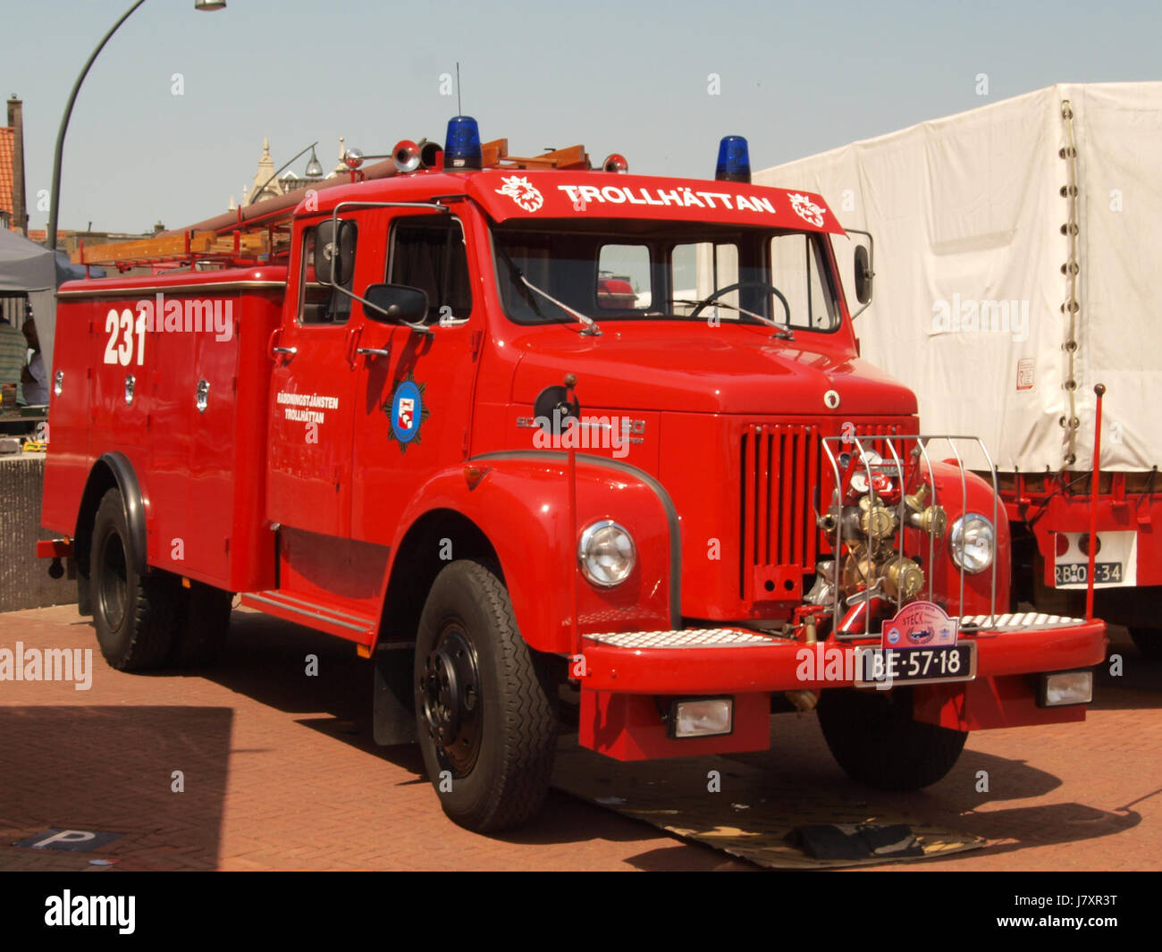 Questa immagine mostra un modello Scania L 50S42 BE 57 18 p6 1972, un modello vintage dei veicoli Scania serie L. Noti per il loro design robusto, questi camion erano parte integrante del trasporto all'inizio del XX secolo. Foto Stock