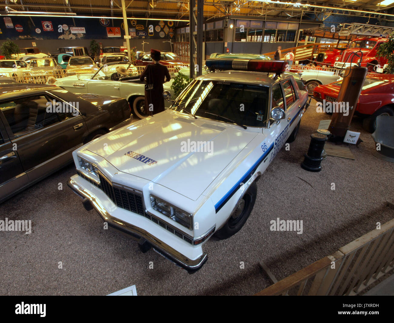 Questa immagine mostra un Dodge Diplomat del 1981, utilizzato come veicolo della polizia dal Dipartimento dello sceriffo di Lafayette, Louisiana. L'auto, nota per il suo ruolo nelle forze dell'ordine, rappresenta un pezzo della storia della polizia americana degli anni '1980. Foto Stock