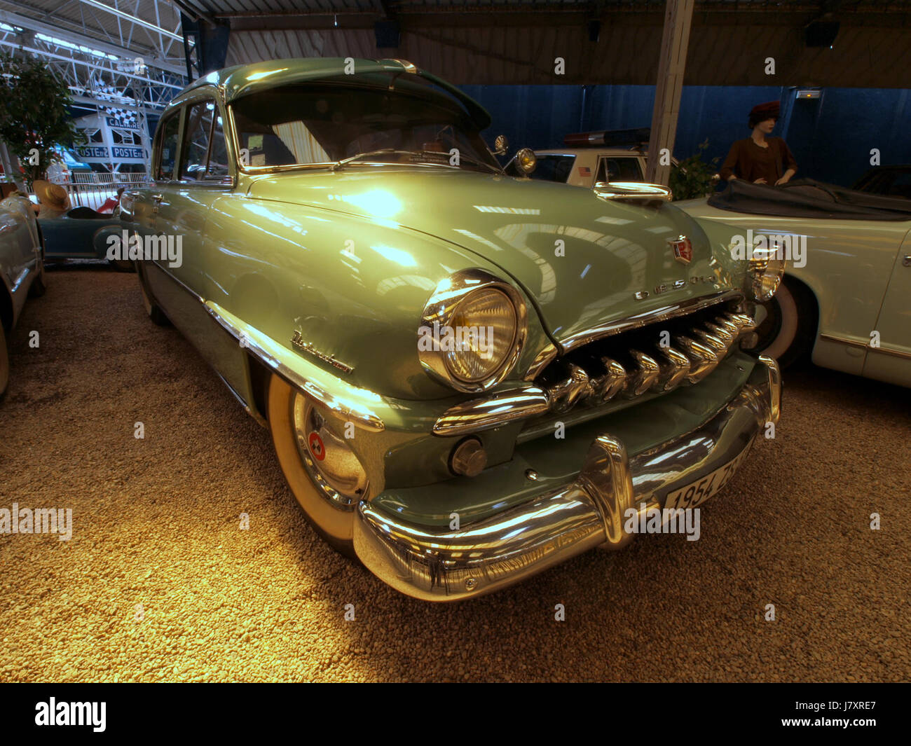 Un'immagine o un annuncio pubblicitario con la DeSoto Diplomat del 1954, un modello di auto della metà del XX secolo, che ne mette in evidenza il design e le caratteristiche. Foto Stock