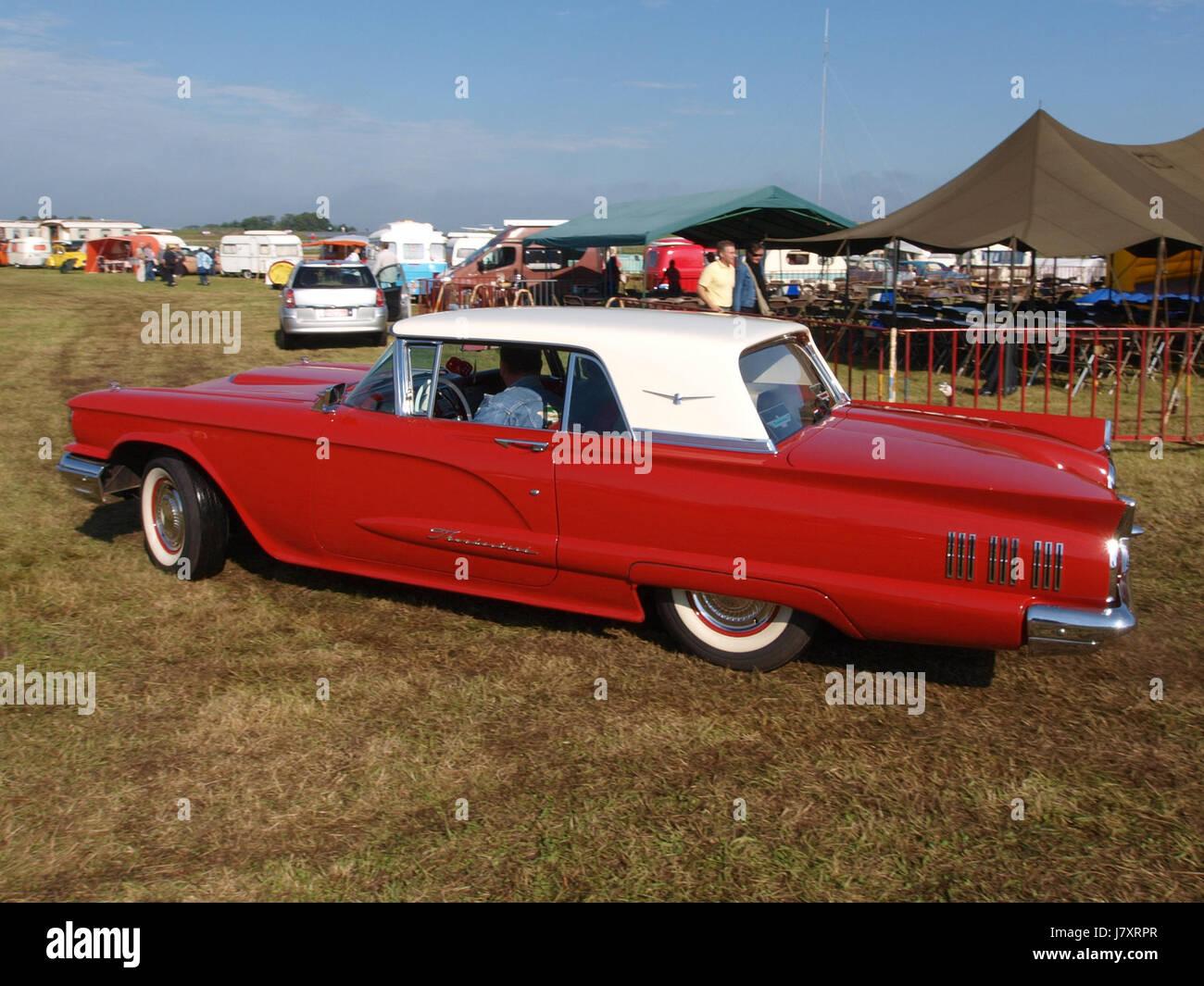 La Ford Thunderbird del 1960 è un'iconica auto americana, nota per il suo design lussuoso e le caratteristiche avanzate per i suoi tempi. L'immagine mette in risalto lo stile e l'artigianalità di questa automobile della metà del XX secolo. Foto Stock