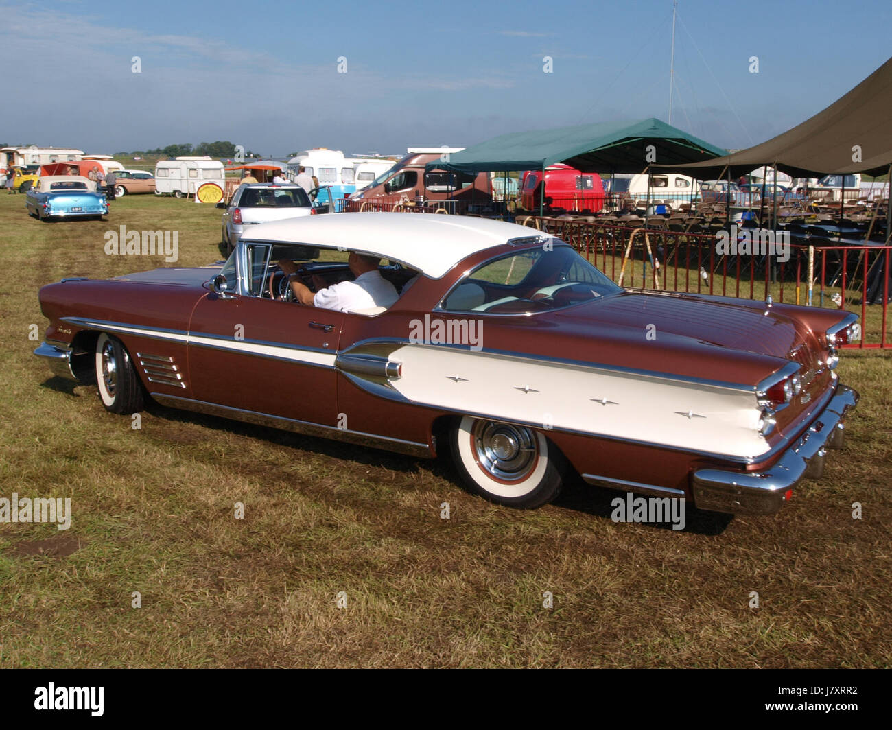 Una Pontiac Bonneville del 1958, conosciuta per il suo classico design automobilistico americano, rappresenta il lusso e le prestazioni della metà del XX secolo nella produzione automobilistica. Foto Stock