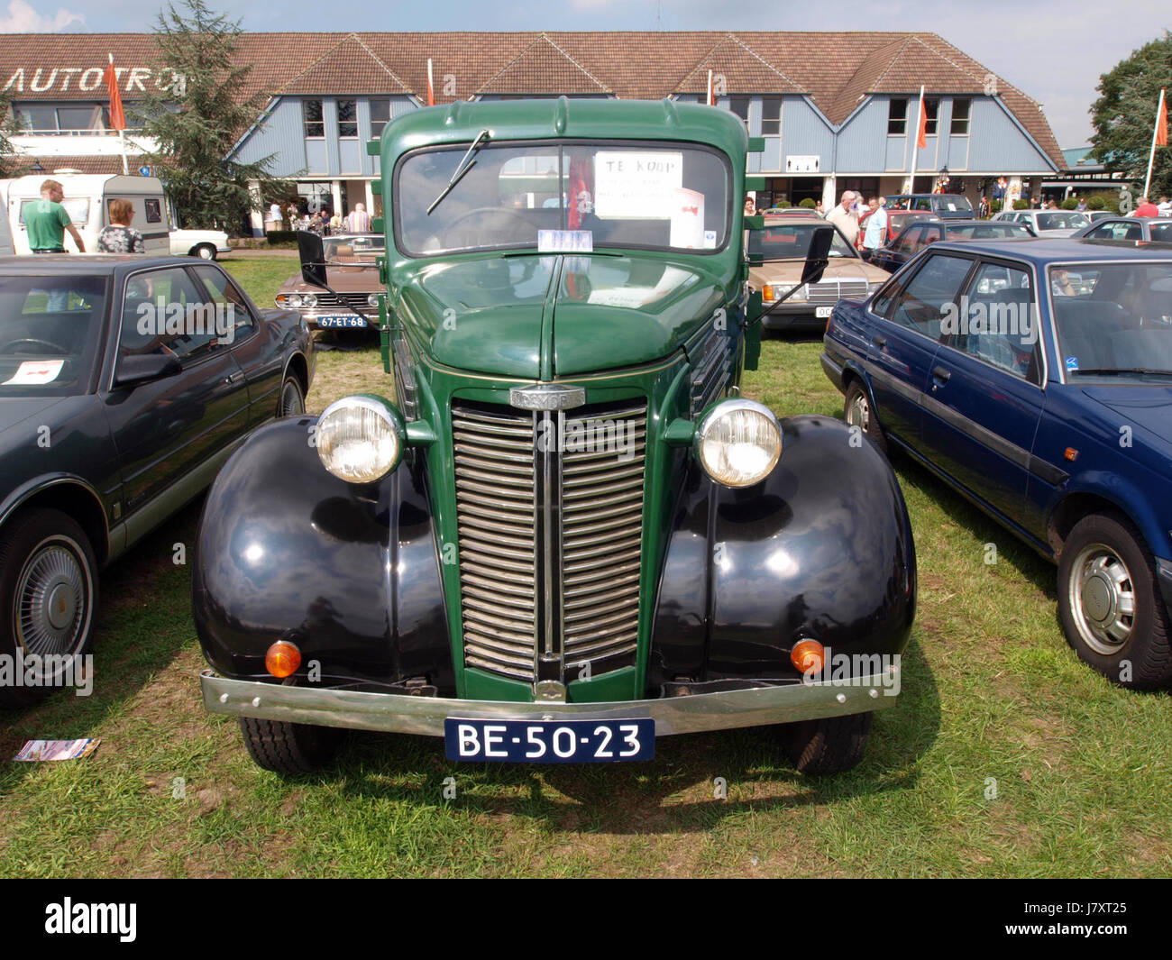 La CABINA Oldsmobile Olds del 1938, con targa olandese (BE 50 23), è un modello di veicolo vintage. Il marchio Oldsmobile, noto per il suo patrimonio automobilistico americano, rappresenta il design automobilistico della metà del XX secolo. Foto Stock