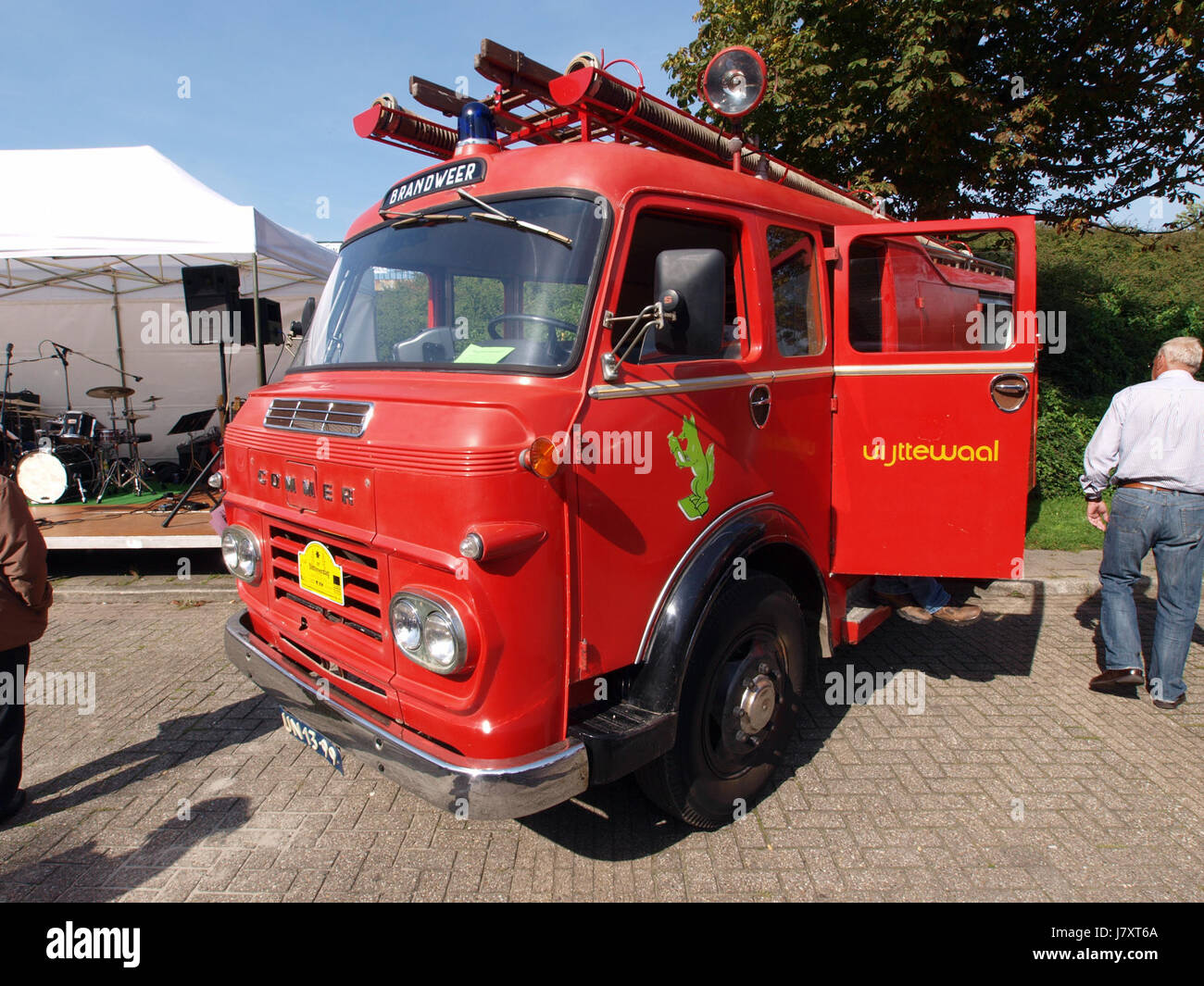 Un Commer CAH741 del 1964 è un veicolo commerciale d'epoca, riconosciuto per il suo design e utilità durante la metà del XX secolo. È stato comunemente utilizzato per i trasporti e la logistica durante questo periodo nel Regno Unito. Foto Stock