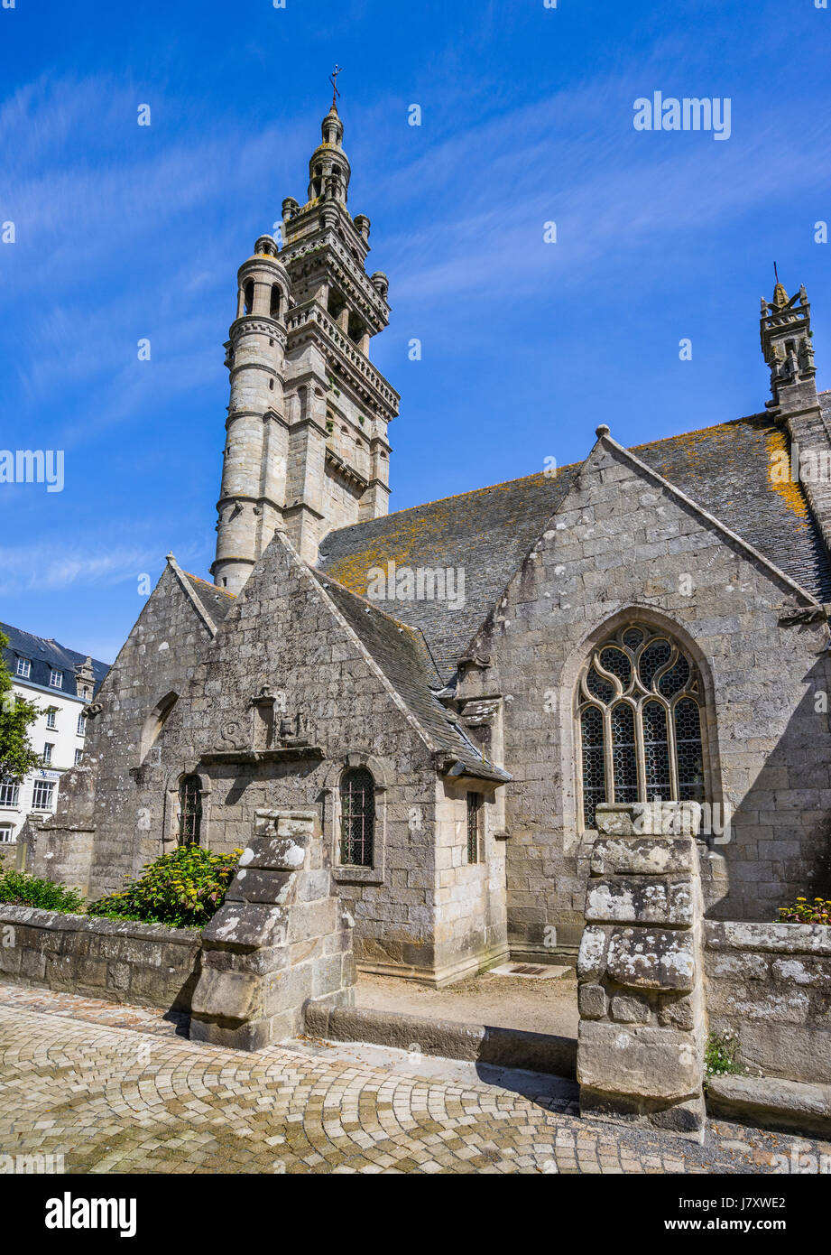 Francia Bretagna, dipartimento Finistére, Roscoff, la chiesa parrocchiale di Nostra Signora di Croaz Batz con il suo distintivo Galleria doppia bellfries. Foto Stock