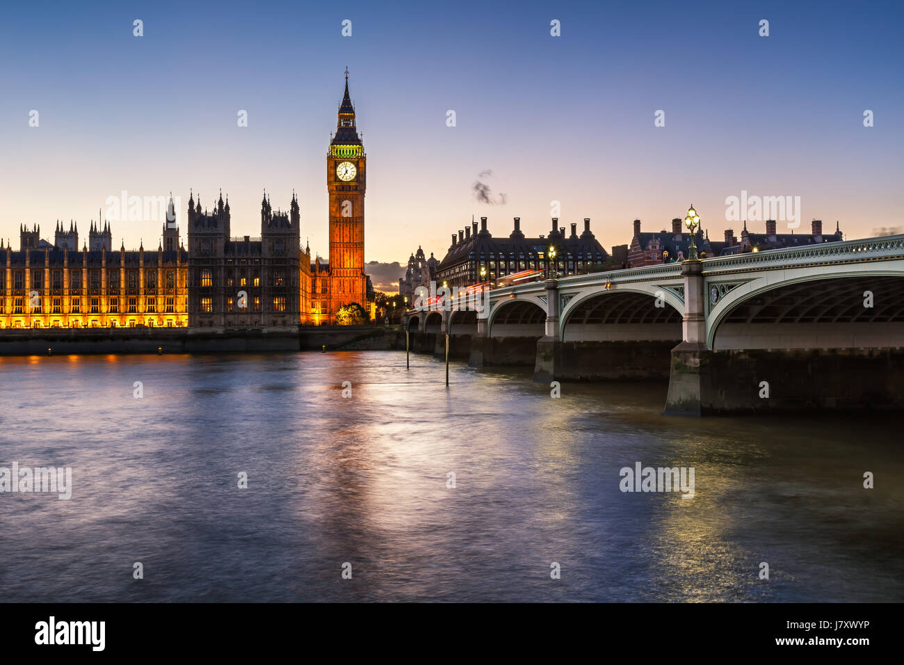 Big Ben, Queen Elizabeth Tower e Westminster Bridge illuminata di sera, London, Regno Unito Foto Stock