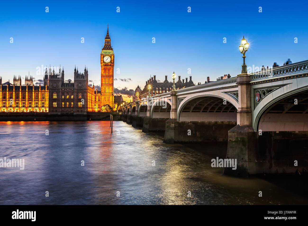 Big Ben, Queen Elizabeth Tower e Westminster Bridge illuminata di sera, London, Regno Unito Foto Stock