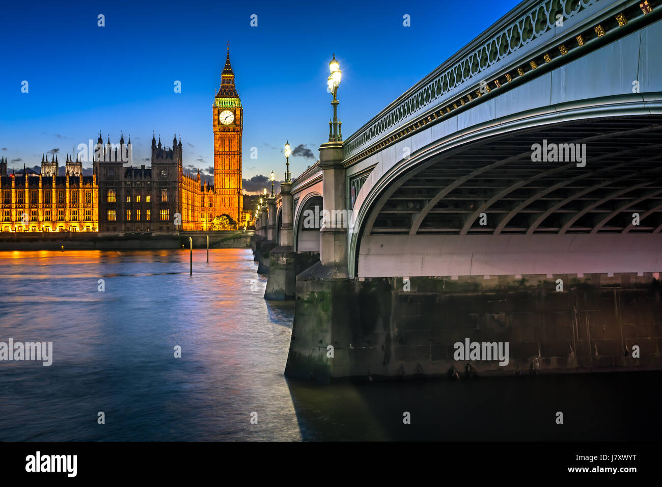 Big Ben, Queen Elizabeth Tower e Westminster Bridge illuminata di sera, London, Regno Unito Foto Stock