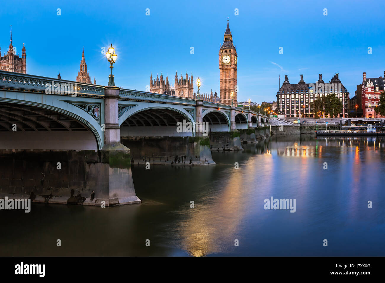 Big Ben, Queen Elizabeth Tower e Westminster Bridge illuminato al mattino, London, Regno Unito Foto Stock