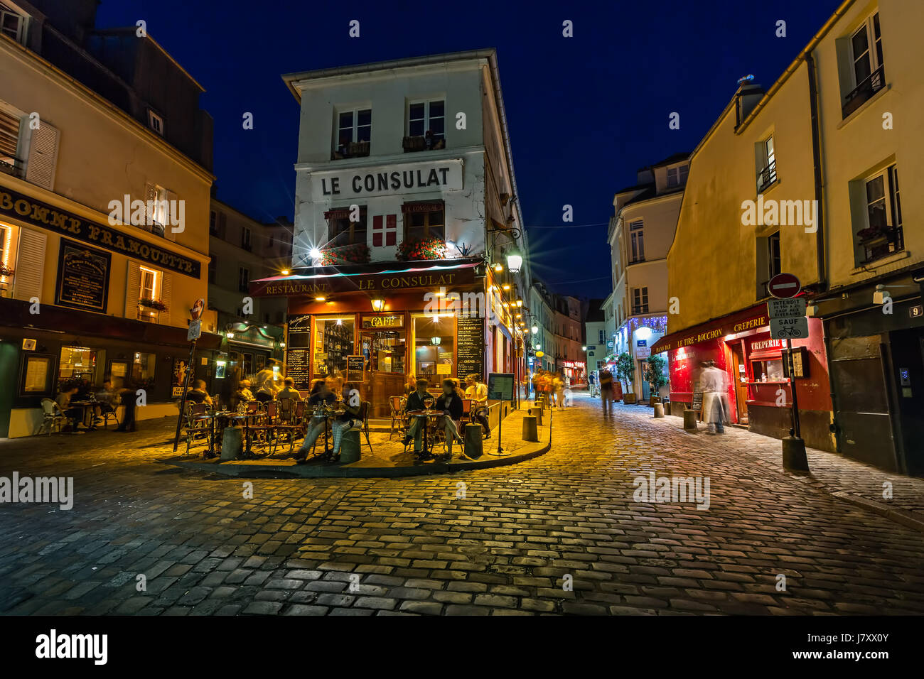 Parigi - 2 luglio: Cafe Le Consulat di Montmartre il 1 luglio 2013 a Parigi. L'area di Montmartre è tra le destinazioni più popolari in Parigi, Le Consulat è un Foto Stock