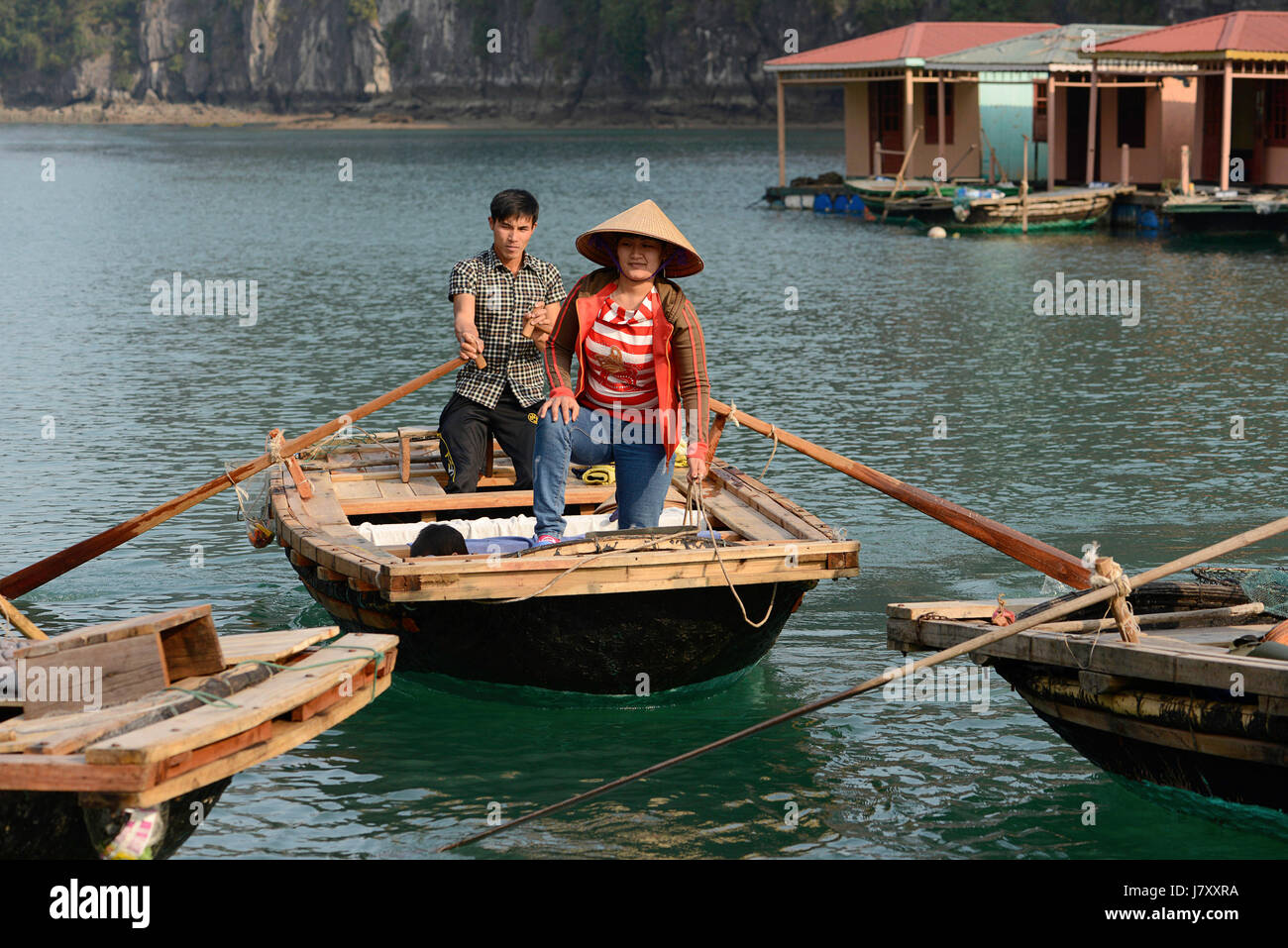 Piccola barca nella baia di Halong, Vietnam Foto Stock