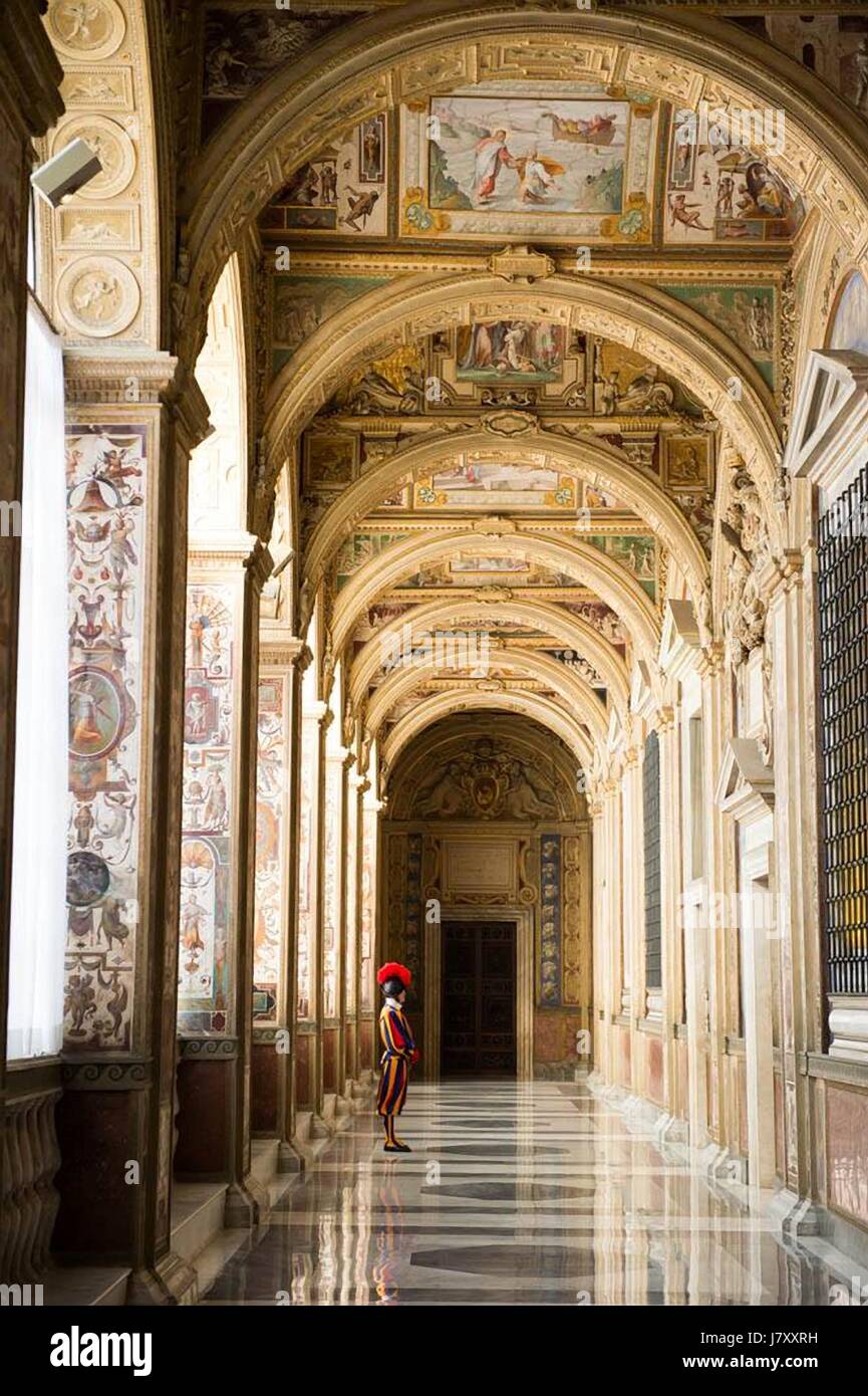 Guardia Svizzera Pontificia si erge nel grand corridoio che conduce al palazzo apostolico anche noto come la seconda Loggia del Palazzo Apostolico 24 maggio 2017 nella Città del Vaticano. Foto Stock