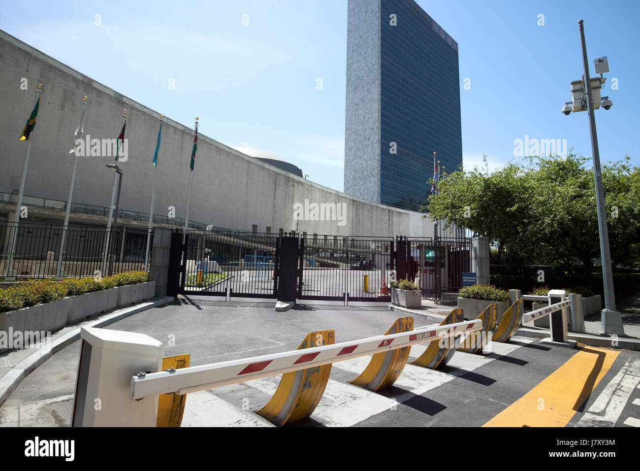 Barriere di sicurezza e di accesso al veicolo per il palazzo delle Nazioni Unite a New York City USA Foto Stock