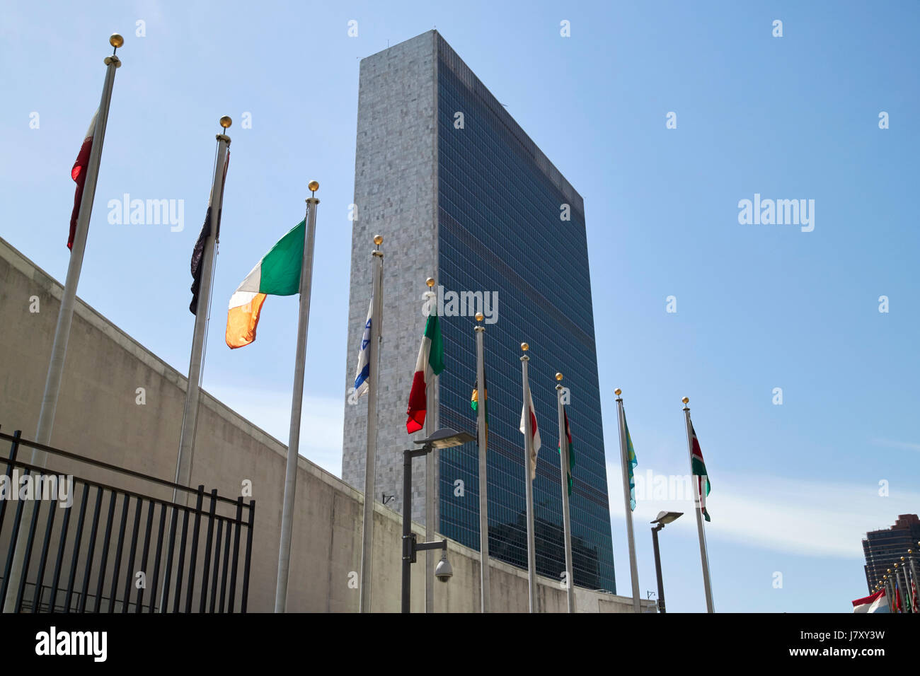 Bandiere nazionali tra cui l'Irlanda presso il palazzo delle Nazioni Unite a New York City USA Foto Stock