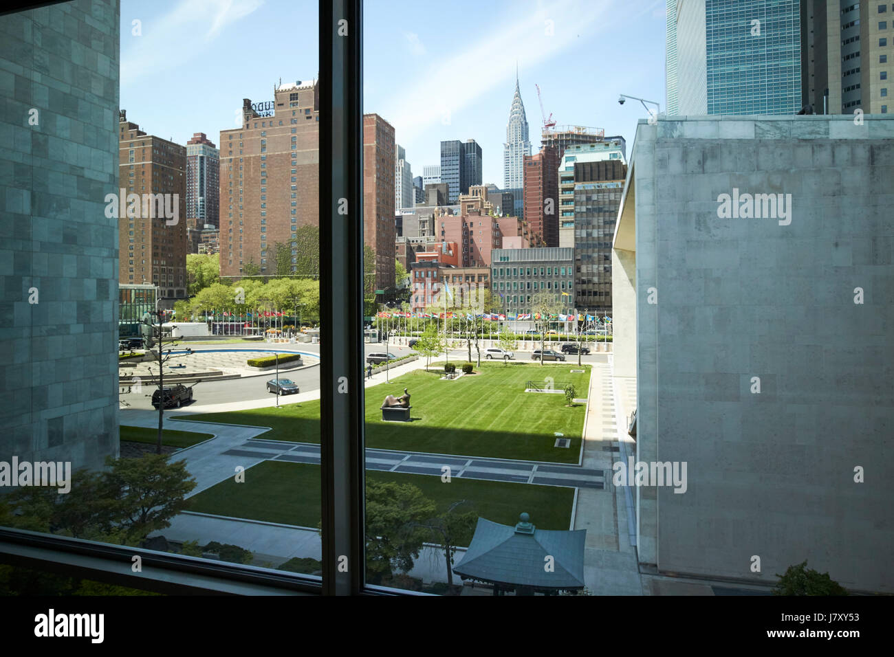 Guardando a manhattan dalla sede centrale delle Nazioni Unite Building di New York City STATI UNITI D'AMERICA Foto Stock
