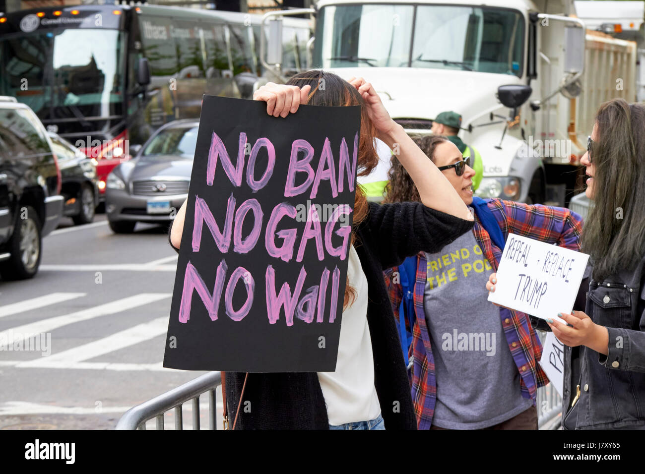Femmina anti trump contestatori fuori trump tower Manhattan New York City USA Foto Stock