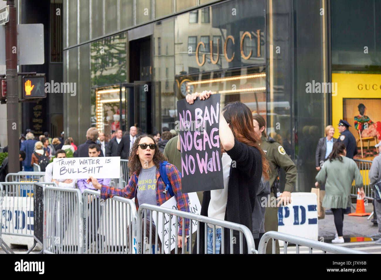 Femmina anti trump contestatori fuori trump tower Manhattan New York City USA Foto Stock