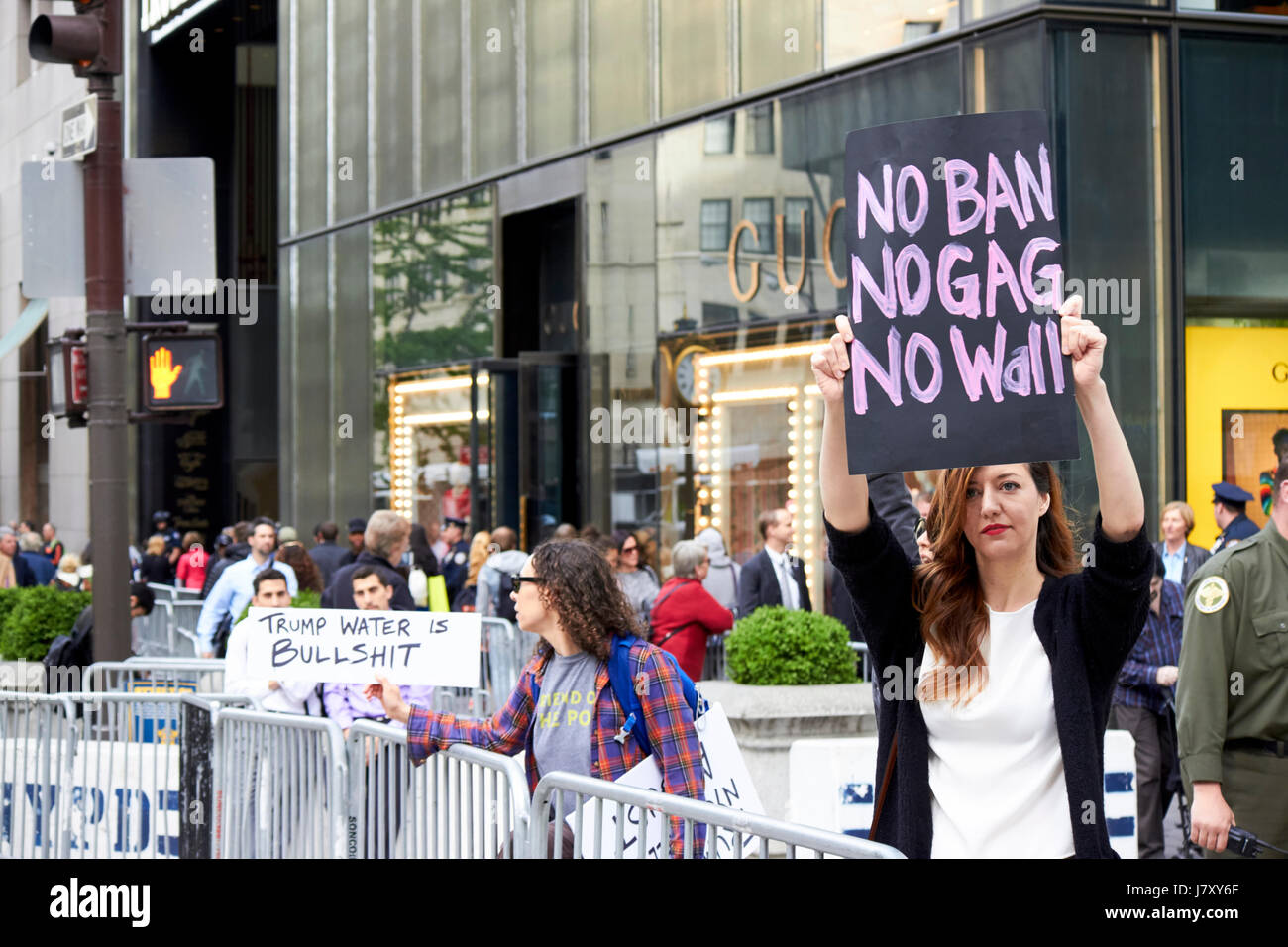 Femmina anti trump contestatori fuori trump tower Manhattan New York City USA Foto Stock