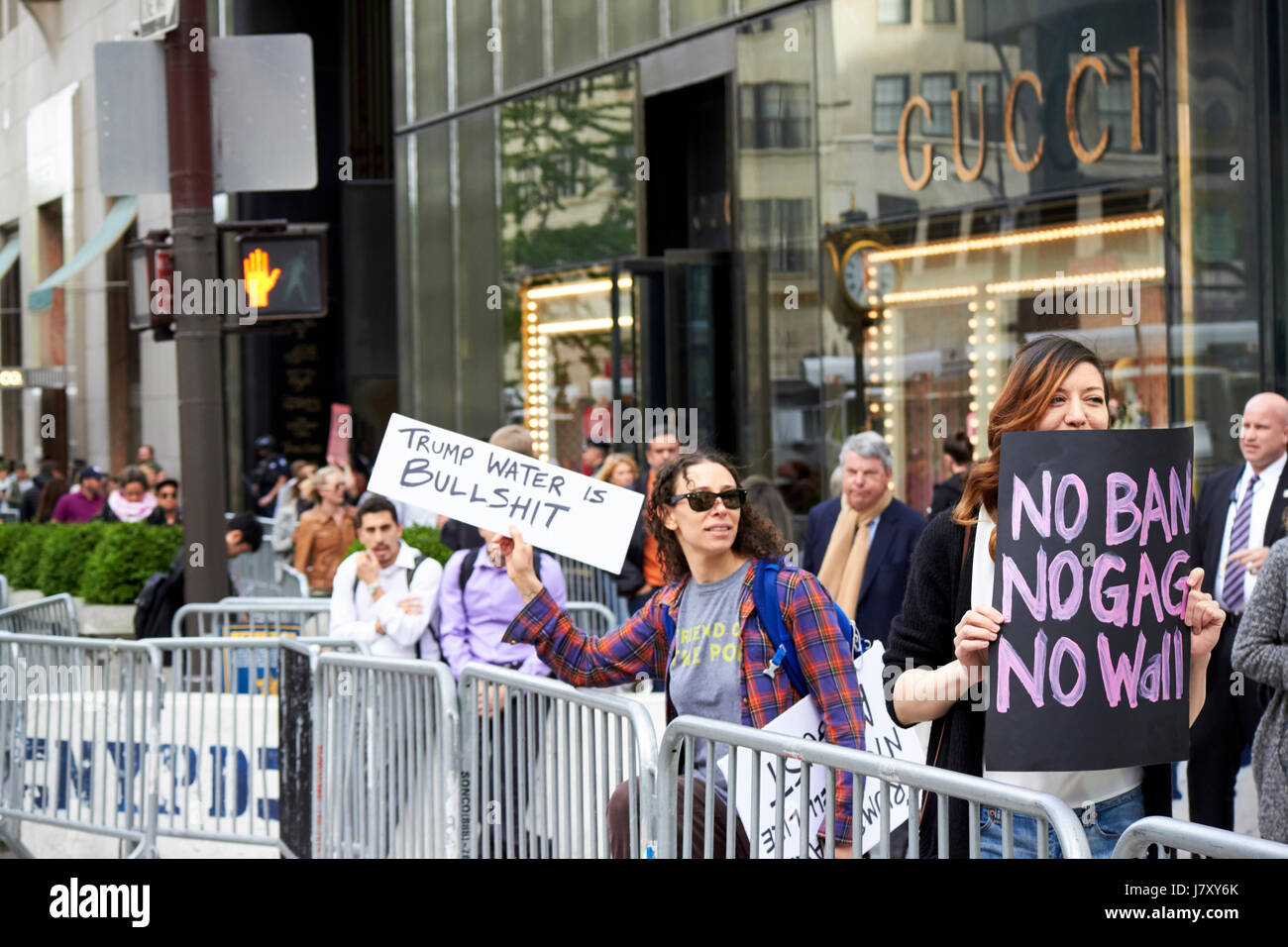 Femmina anti trump contestatori fuori trump tower Manhattan New York City USA Foto Stock