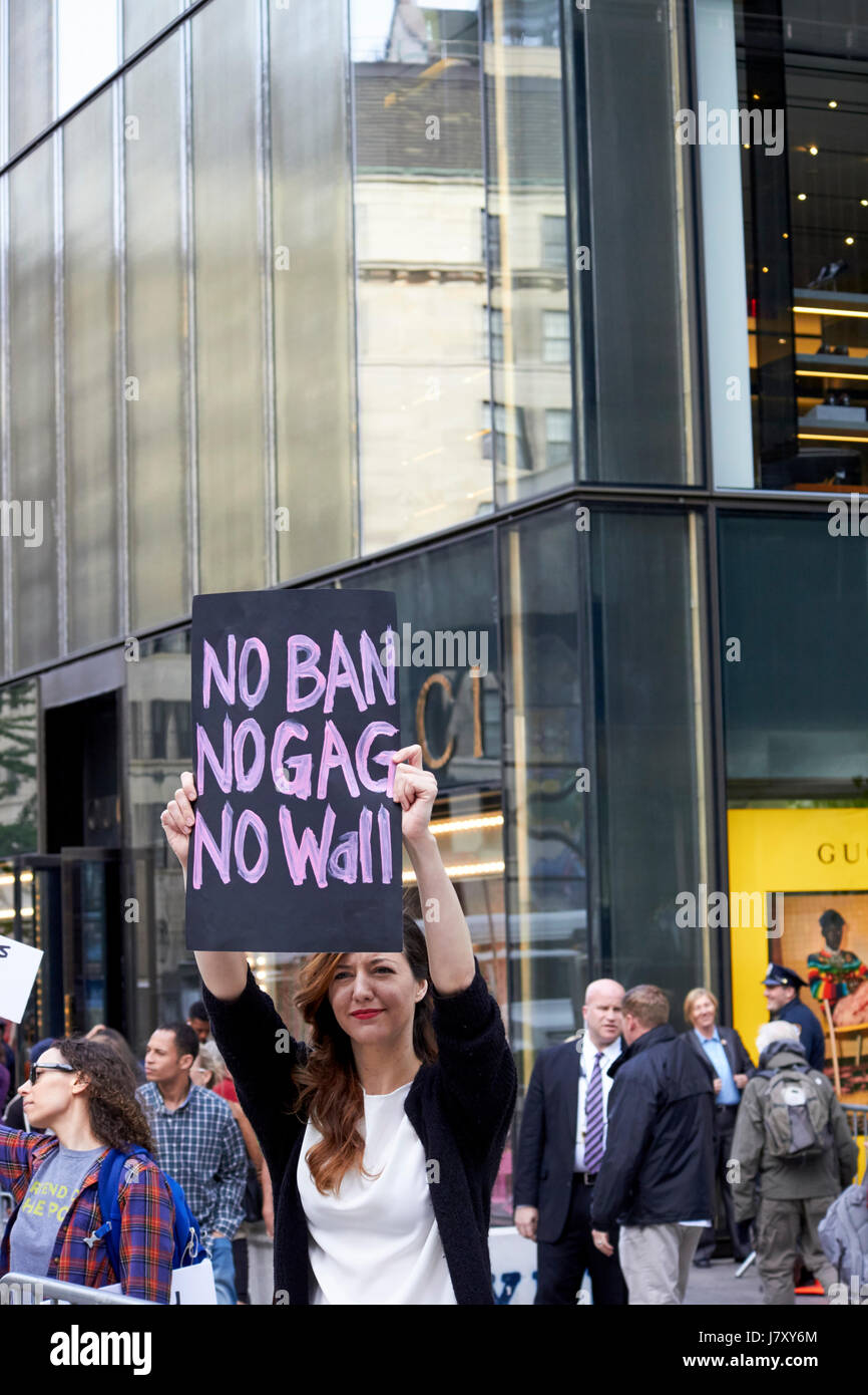 Femmina anti trump contestatori fuori trump tower Manhattan New York City USA Foto Stock