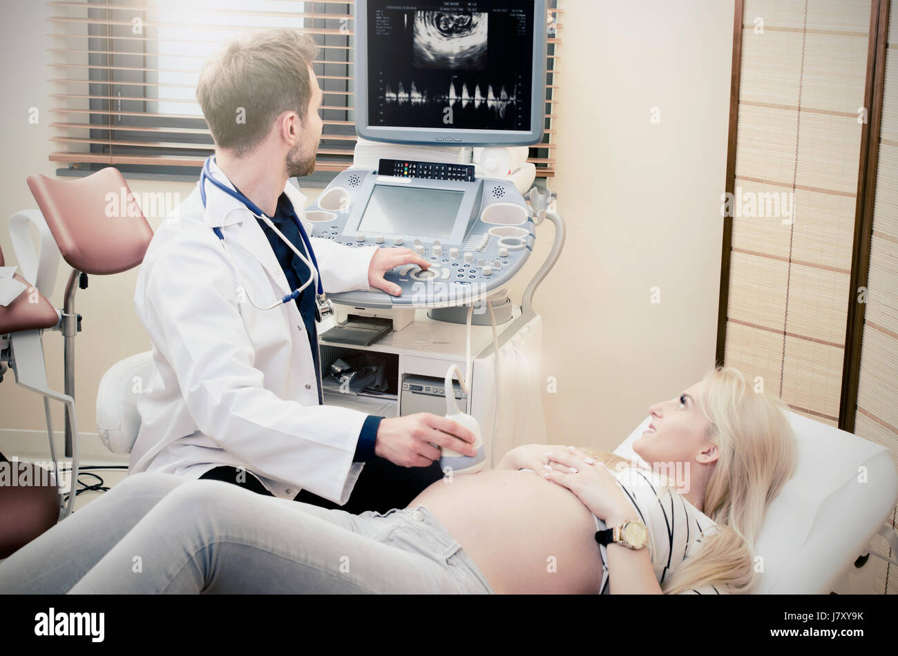 Donna incinta al medico. Diagnostica ad Ultrasuoni macchina. trasduttore a ultrasuoni donna incinta medico cura prenatale concetto della clinica Foto Stock