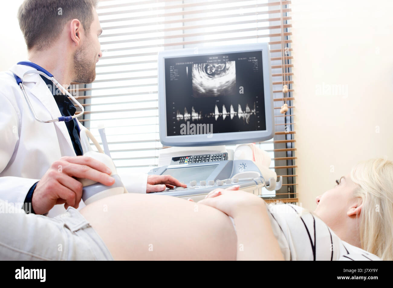 Donna incinta al medico. Diagnostica ad Ultrasuoni macchina. trasduttore a ultrasuoni donna incinta medico cura prenatale concetto della clinica Foto Stock