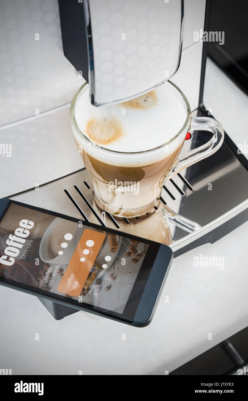 Il caffè dallo smartphone, moderno caffè. Macchina per caffè preparare wireless internet tecnologia smartphone concetto di applicazione Foto Stock