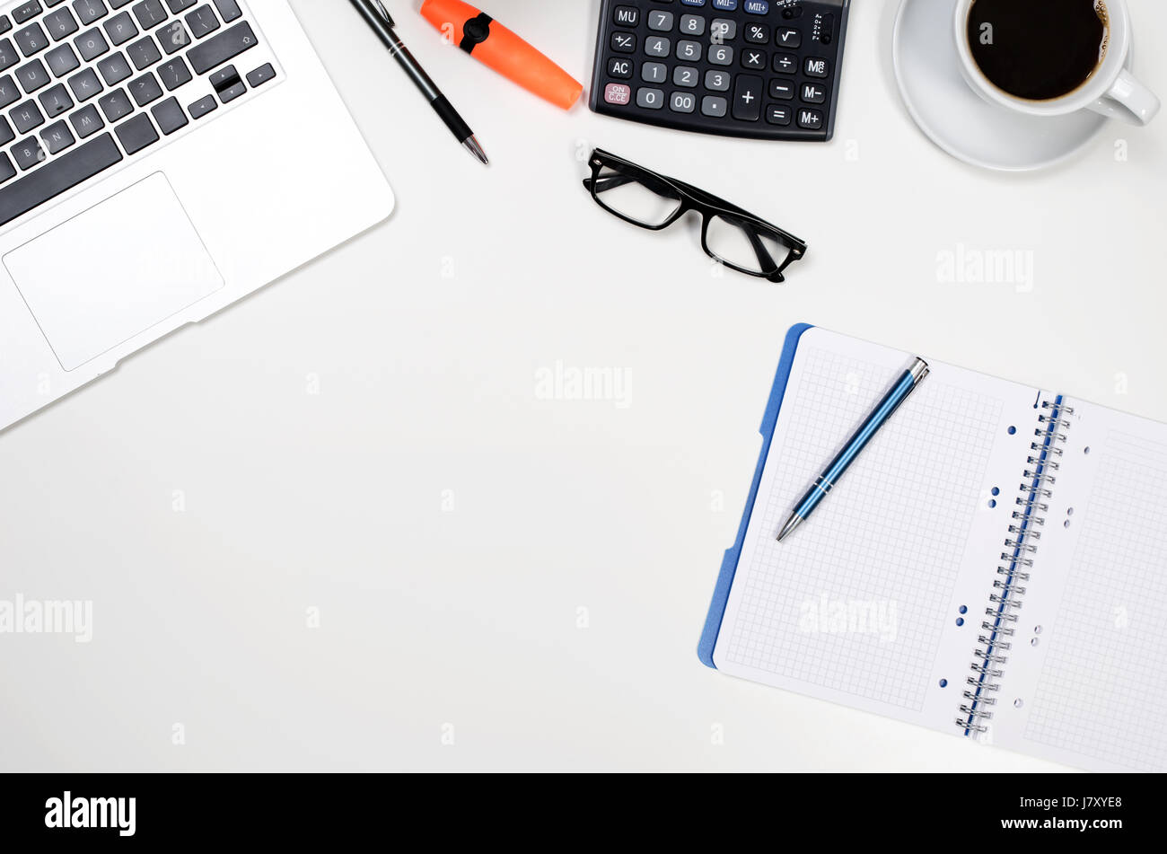Ufficio tavolo scrivania con computer portatile, tazza di caffè e delle forniture di ufficio vista superiore Foto Stock