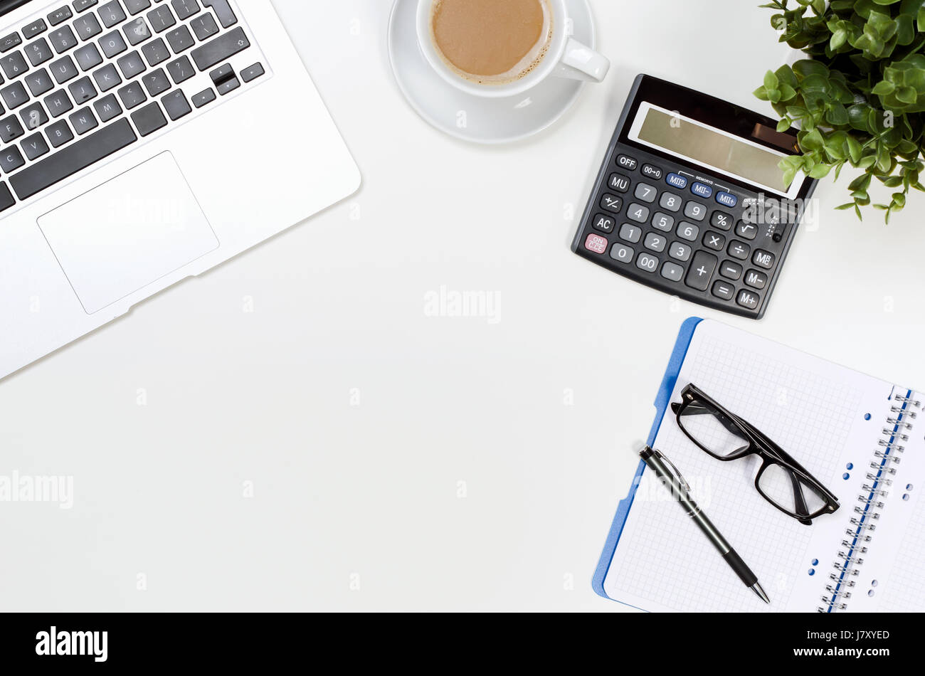 Ufficio tavolo scrivania con computer portatile, tazza di caffè e fornisce una vista dall'alto. scrivania visualizza white office tabella calcolatrice portatile concept Foto Stock