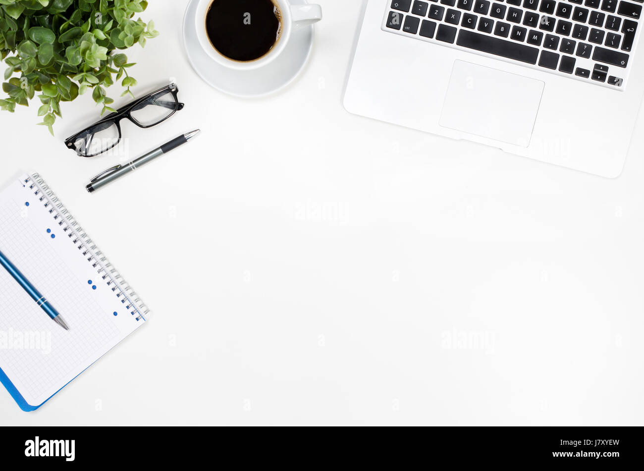 Ufficio tavolo scrivania con computer portatile, tazza di caffè e delle forniture di ufficio vista superiore Foto Stock