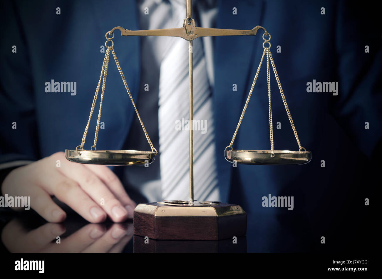 Bilancia della giustizia, avvocato in background. avvocato legge di giustizia Giudice scale courtroom legale il concetto di scala Foto Stock