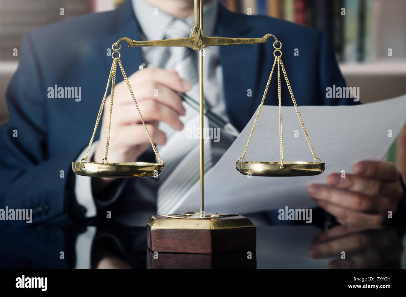 Bilancia della giustizia, avvocato in background. avvocato legge di giustizia Giudice scale courtroom legale il concetto di scala Foto Stock