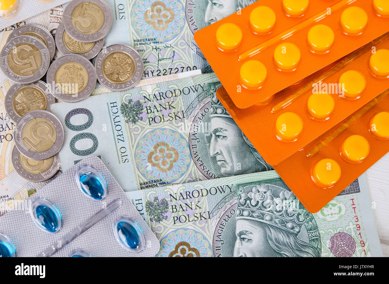 Pillole e zloty polacco fatture. pillole medicinali health costo denaro Polish zloty pln concept Foto Stock