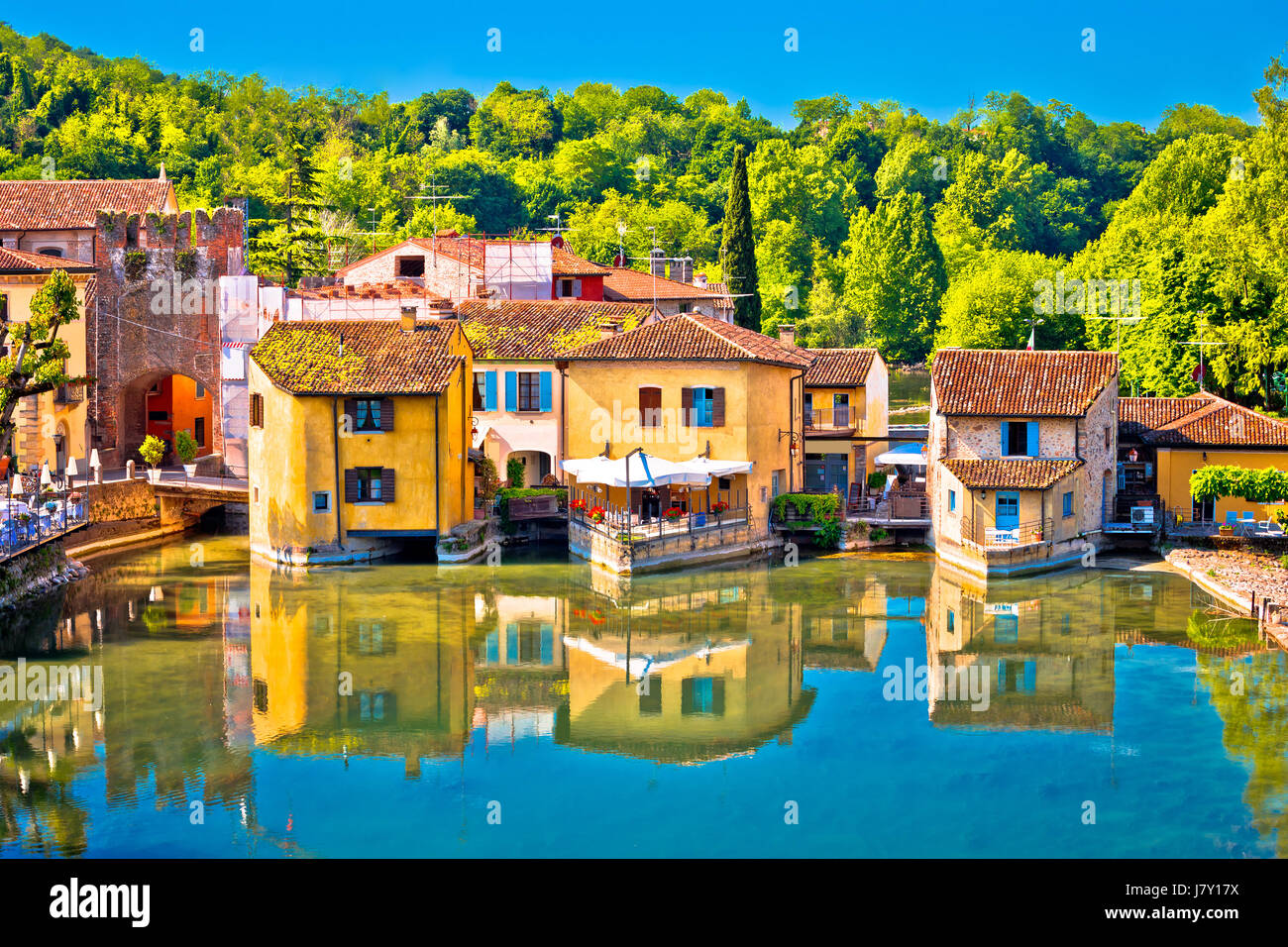 Fiume Mincio e idilliaco villaggio di Borghetto vista, regione italiana Veneto Foto Stock