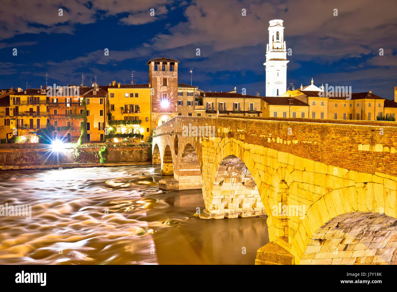 Città di Verona sul fiume Adige e ponte vista serale, architettura di destinazione turistica nella regione Veneto, Italia Foto Stock