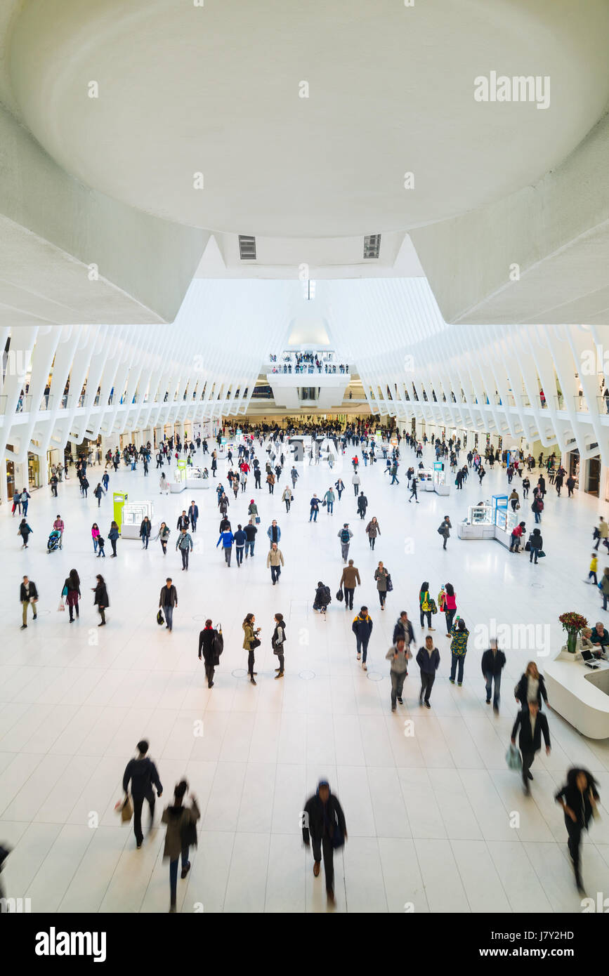 L'Occhio World Trade Center il trasporto del mozzo principale interno mezzanino con pendolari e turisti, Manhattan, New York, Stati Uniti d'America Foto Stock