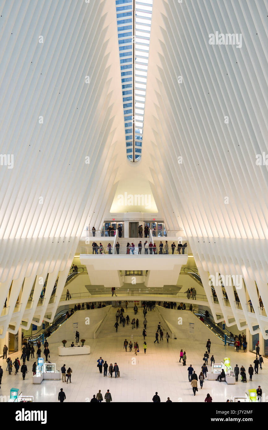 L'Occhio World Trade Center Hub di trasporto interno con persone stanind alla piattaforma di osservazione, Manhattan, New York, Stati Uniti d'America Foto Stock