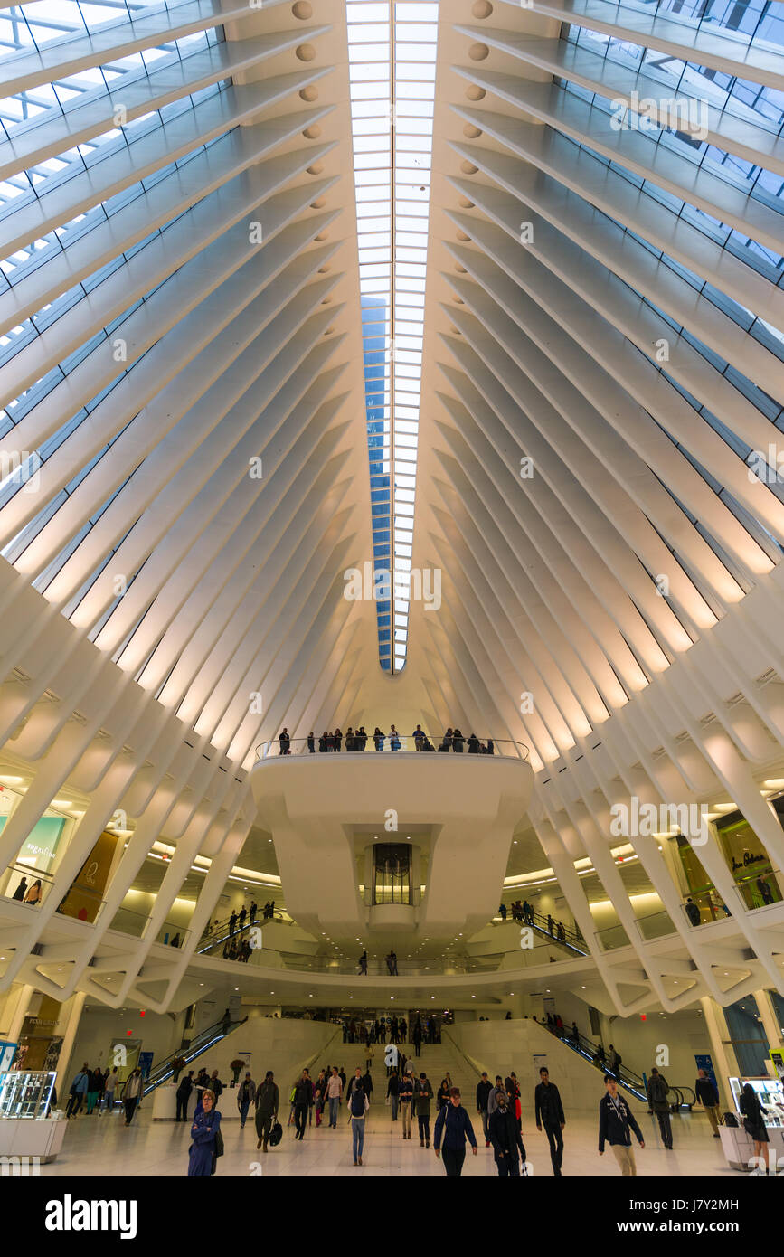 L'Occhio World Trade Center Hub di trasporto interno con persone stanind alla piattaforma di osservazione, Manhattan, New York, Stati Uniti d'America Foto Stock